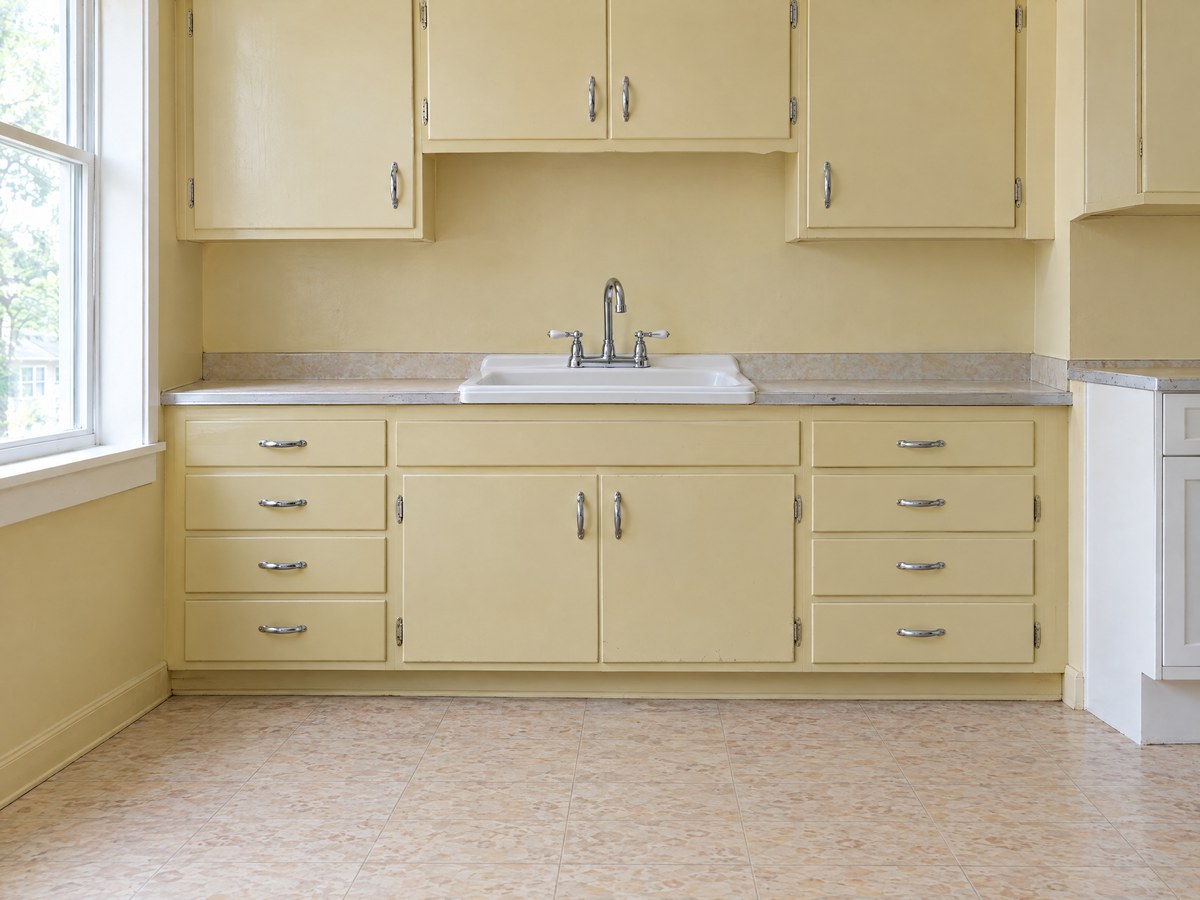 Illustration: the kitchen wall before demolition, with the original kitchen still in place